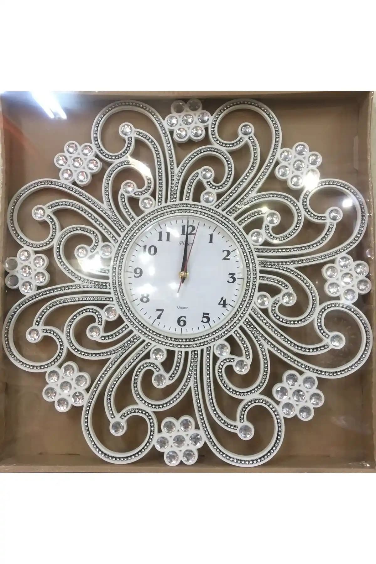 Büyük Salonlar İçin En Şık ve İşlevsel Duvar Saatleri Seçenekleri ve Dekorasyon İpuçları