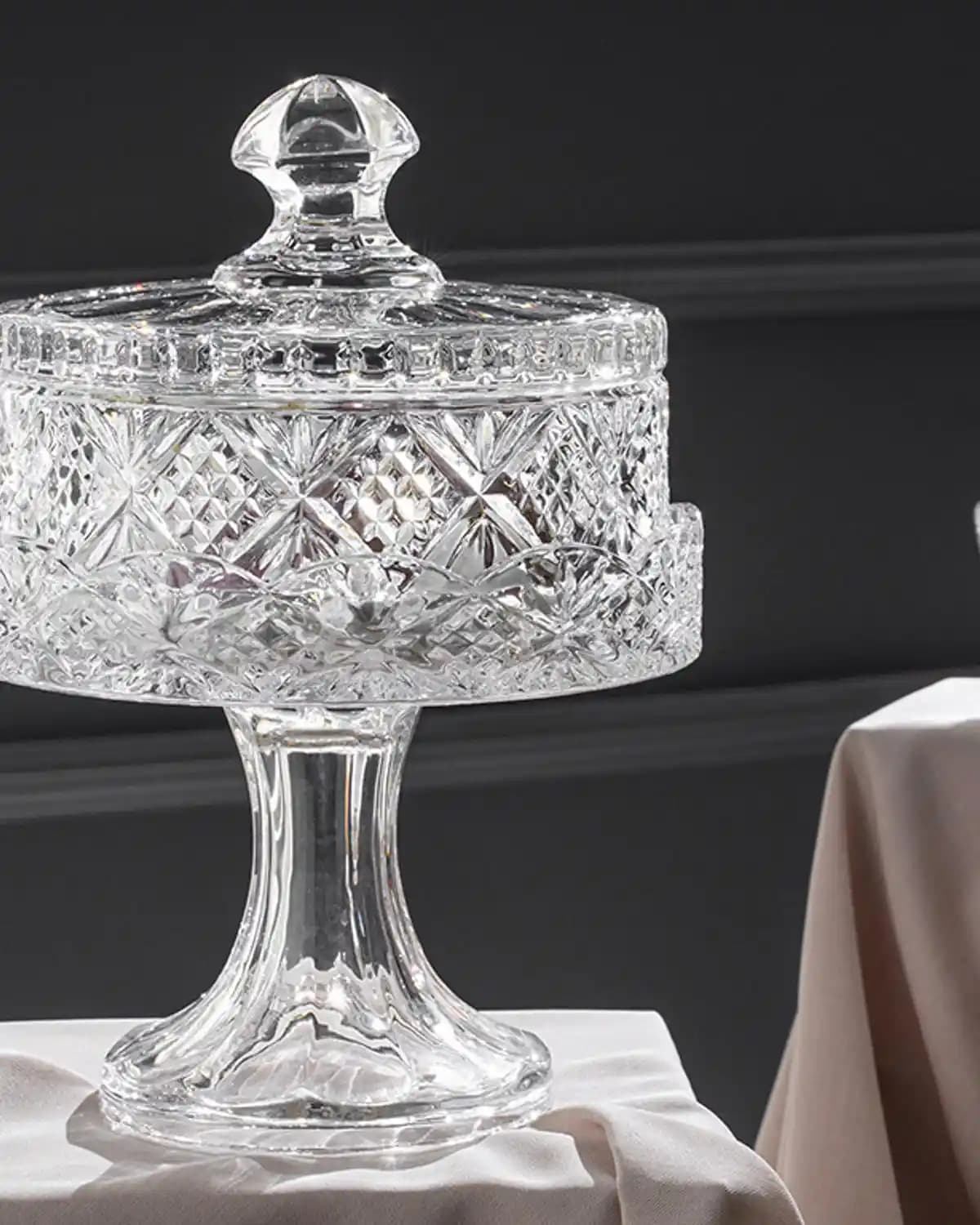 Cam Sunumluk Dekorasyonda Şıklık ve İşlevselliğin Modern Kullanımı