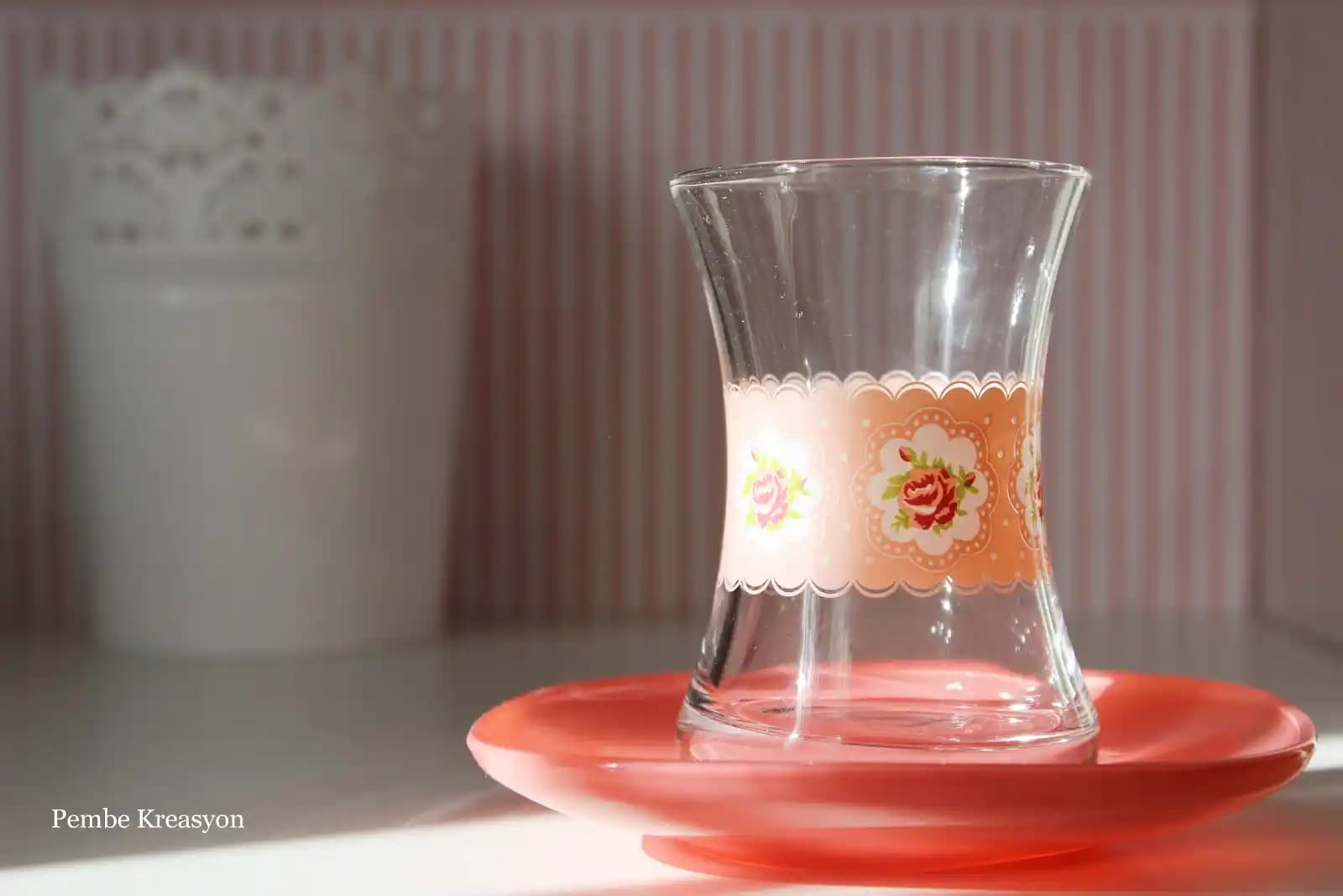 Dekorasyonda Çarpıcı Bir Dokunuş: Bardak Desenleriyle Mekânlarınızı Yenileyin