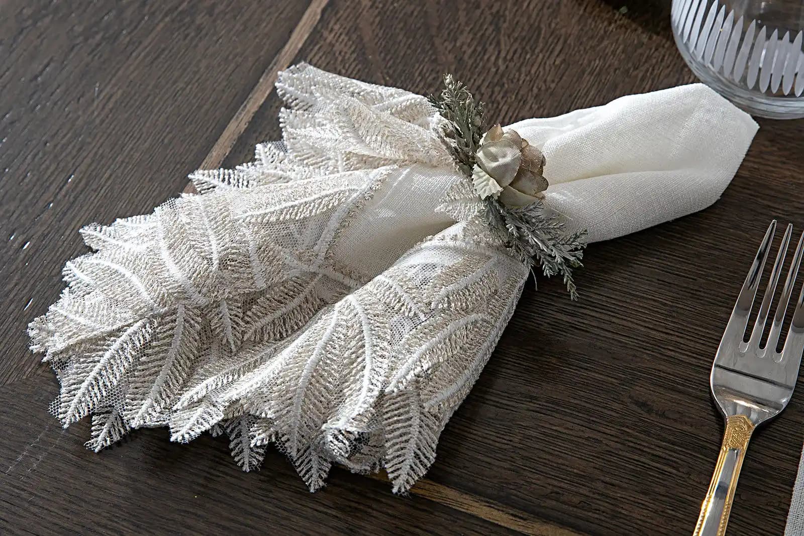 Dekoratif Peçete Kullanımıyla Ev Dekorasyonunda Şıklık ve Zarafet Yaratma Rehberi