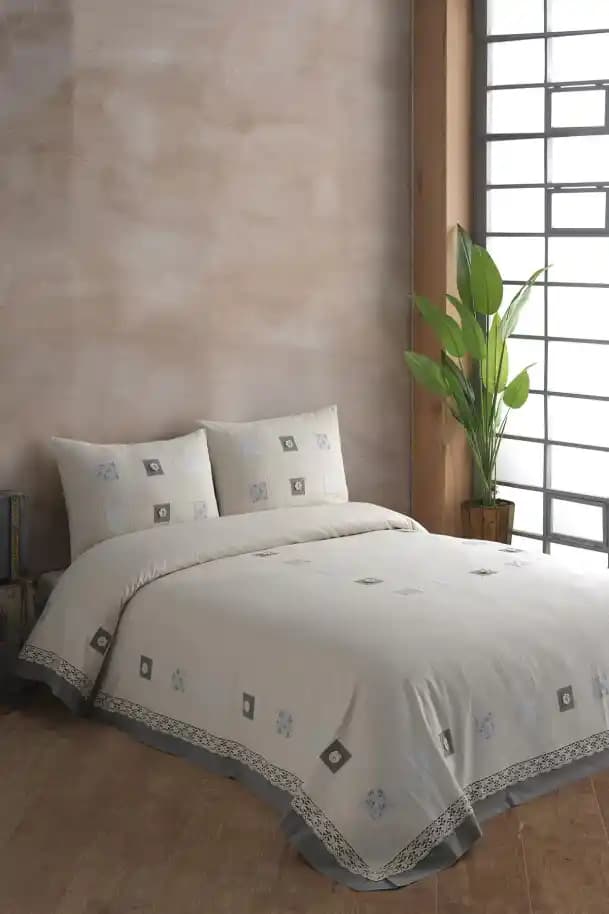 El İşili Dantelli Yatak Örtüsü Dekorasyonda Zarafet ve Nostaljinin Buluşması