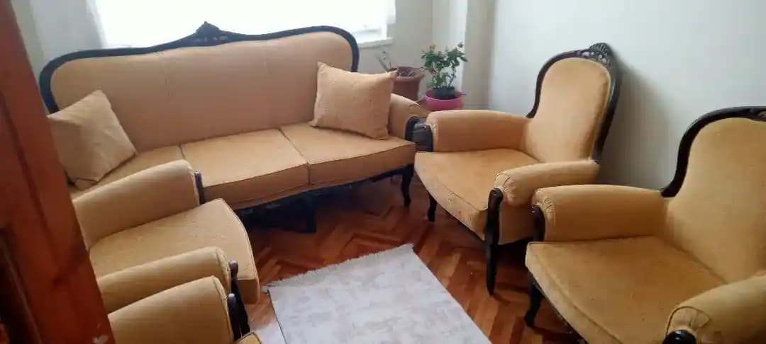 Eskitme Koltuklar ile Dekorasyonda Sıcak ve Nostaljik Atmosfer Yaratma Rehberi