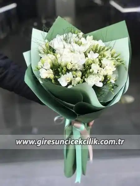 Frezya Buketleriyle Dekorasyonda Zarafet ve Doğallık Nasıl Yaratılır