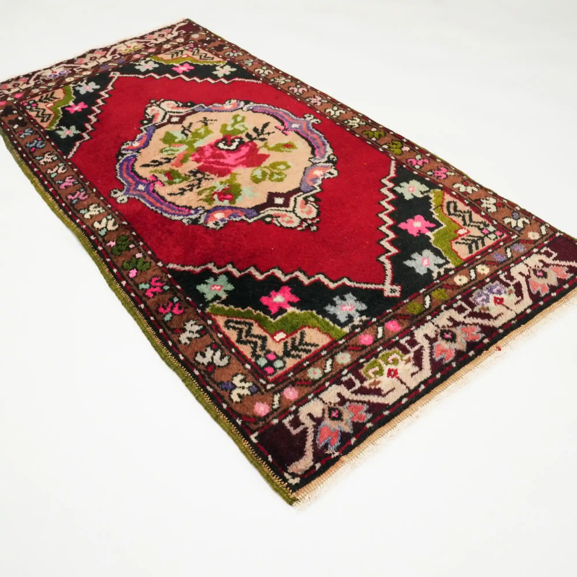 Halı Yastıklar: Geleneksel ve Modern Tasarımlarla Dekorasyonda Şıklık ve Konfor