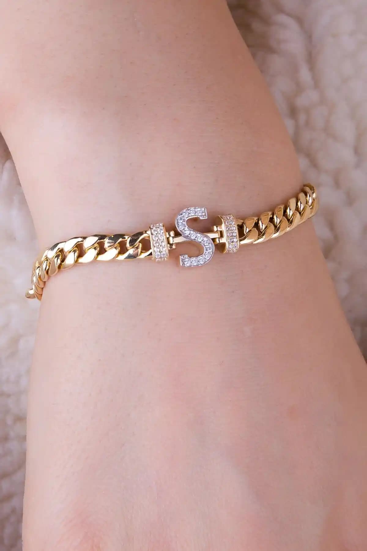 Harfli Zincir Bilekliklerle Dekorasyonda Şıklık ve Kişisel Tarz Yaratma Yöntemleri