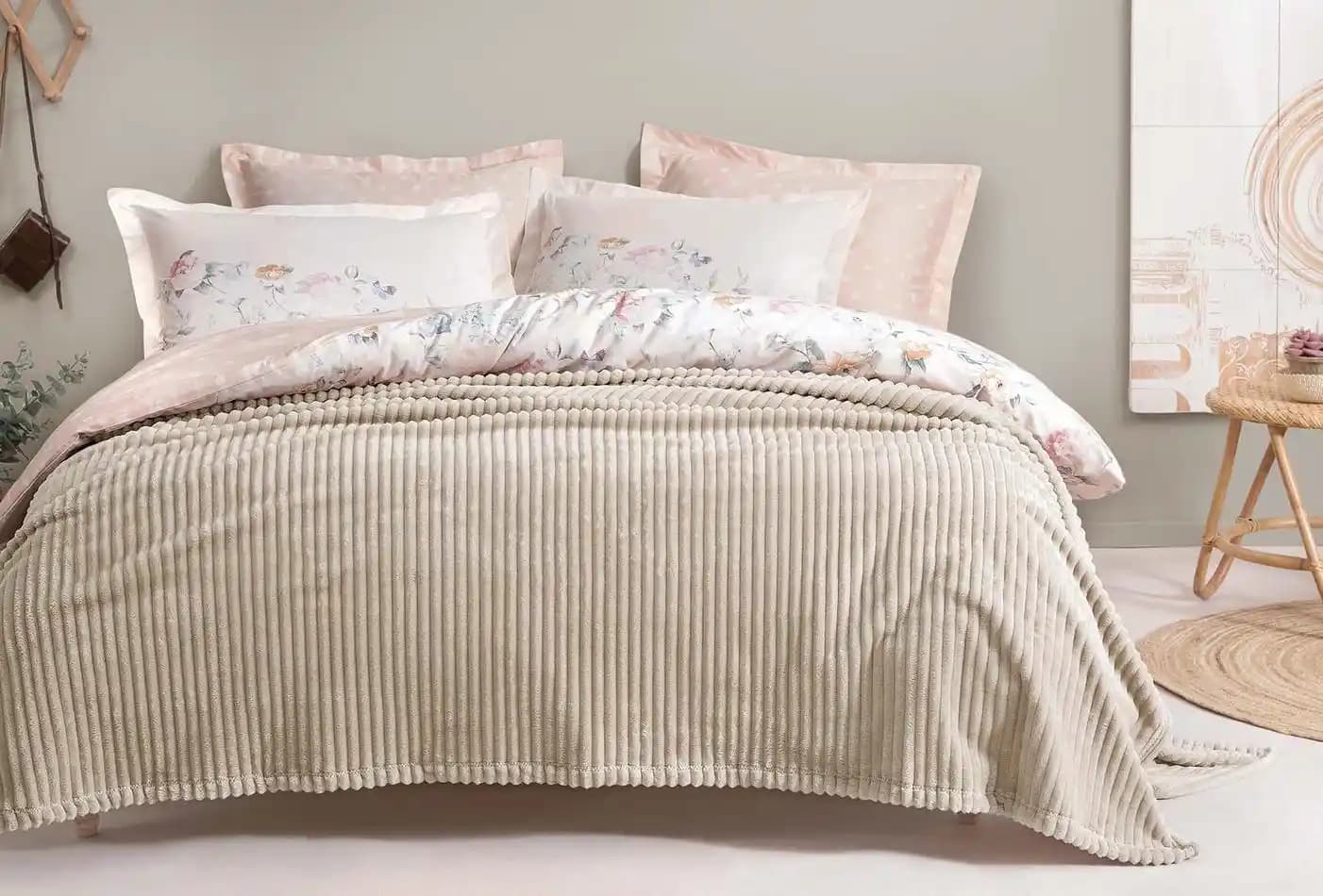 Holly Battaniyesi ile Doğal ve Şık Kış Dekorasyonu Trendleri 2023