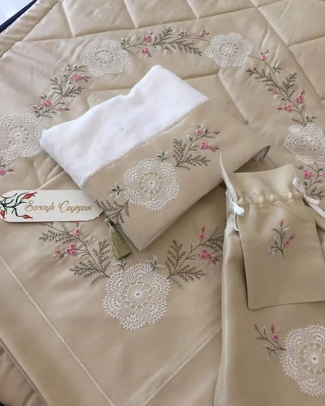 İğne Oyalı Seccade Takımıyla Dekorasyonunuzu Zenginleştirin ve Geleneksel Estetiği Modern Mekanlara Taşıyın