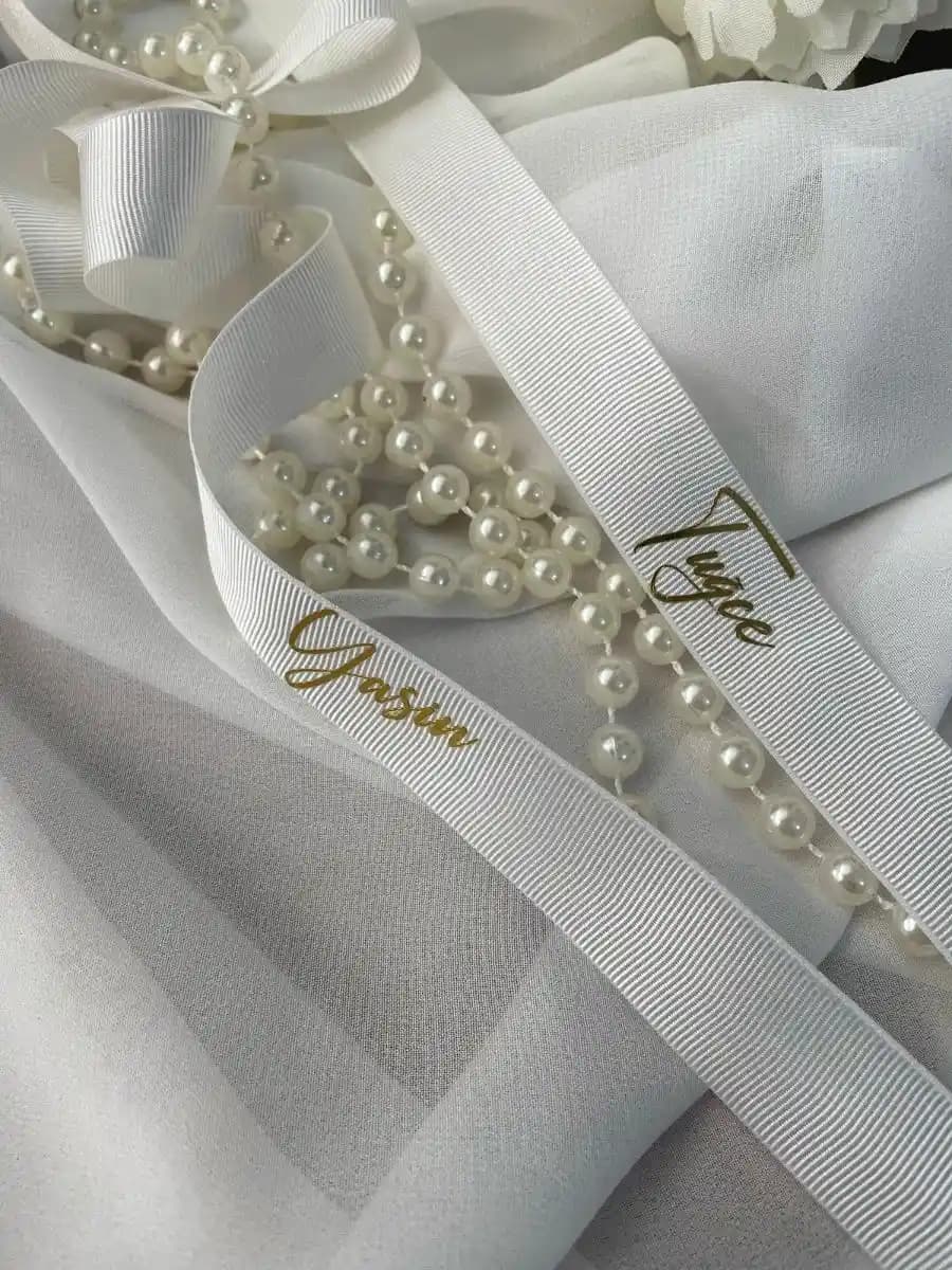 İncili Kurdele ile Şık ve Işıltılı Nişan Dekorasyonu İçin En İyi Uygulamalar