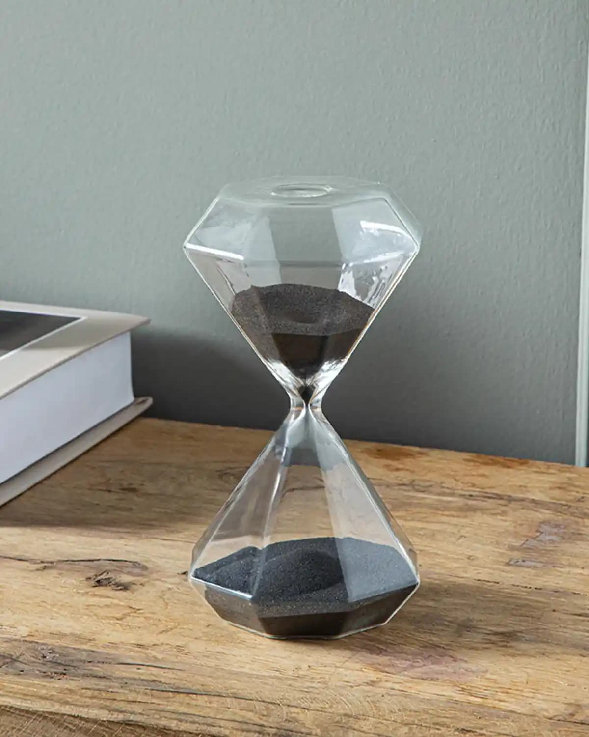 İngiliz Ev Dekorasyonunda Kum Saati Kullanımı: Zamana Şıklık Katmanın Yolu