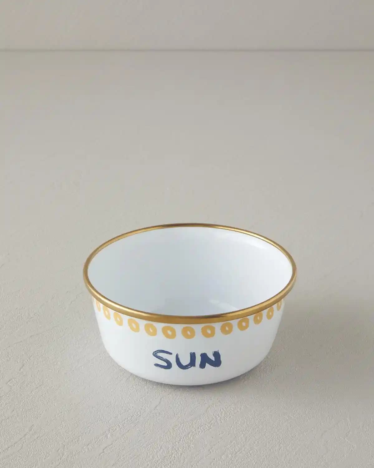 İngiliz Tarzı Ev Dekorasyonunda Emaye Kase Kullanımının Avantajları ve Dekoratif Fikirler