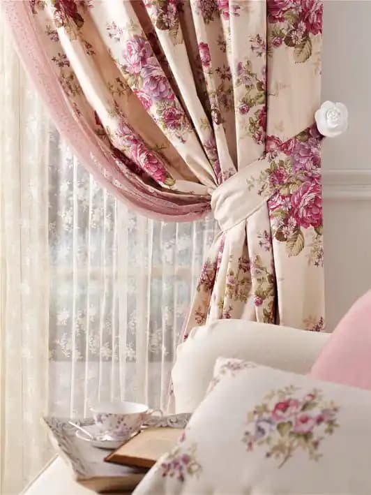 İngiliz Tarzı Ev Dekorasyonunda Fon Perdelerin Rolü ve Seçim Rehberi