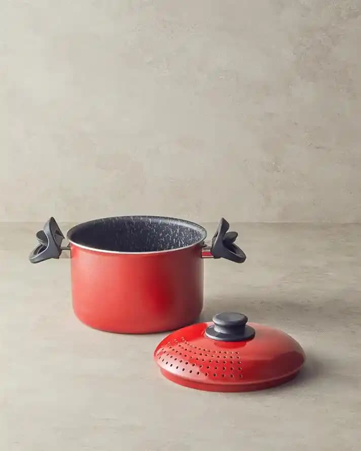 İngiliz Tarzı Mutfak Dekorasyonunda Makarna Tencereleri ve Estetik Detaylar