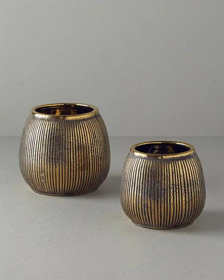 İngiliz ve modern tarzda büyük vazolar ile ev dekorasyonunda şıklık ve fonksiyonellik