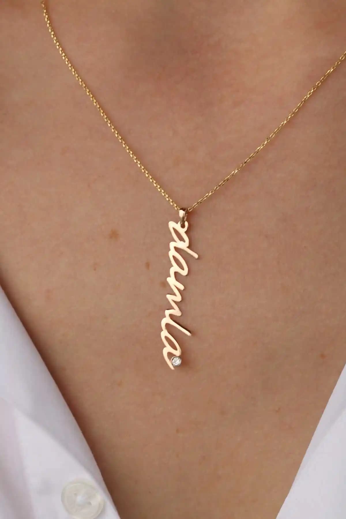 İsim Kolye Modası: Kişisel Tarz ve Anlamın Buluştuğu Takı Trendleri