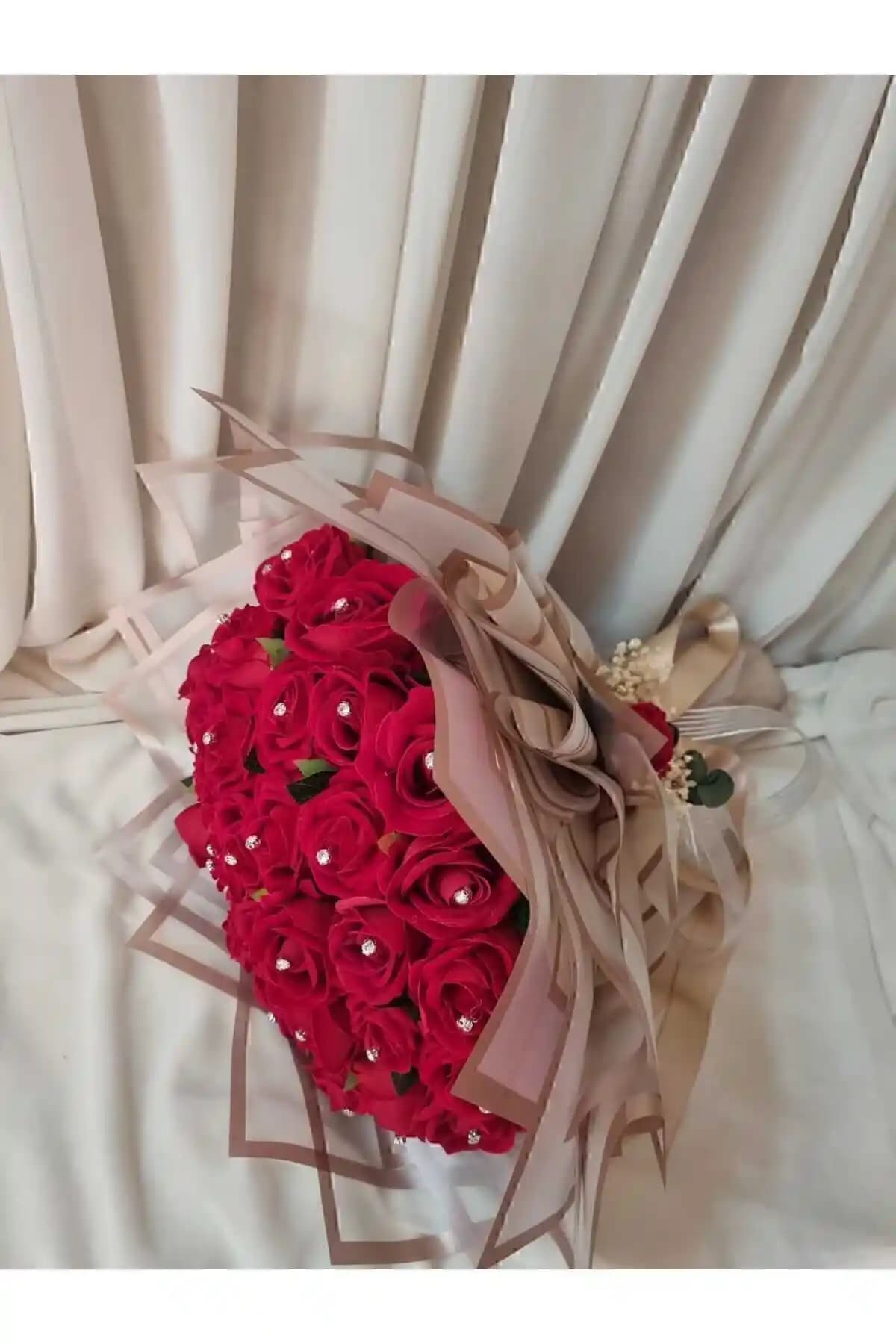 Kadife Gül Buketleriyle Dekorasyonda Zarafet ve Şıklık Yaratmanın Yolları