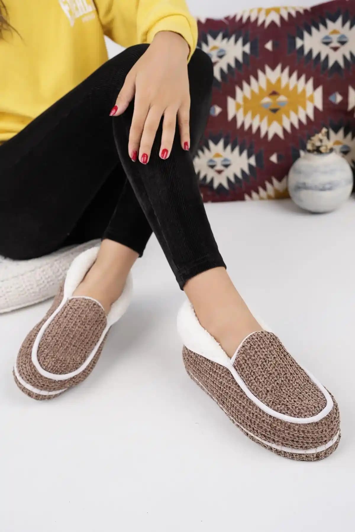 Kadın Ev Ayakkabısı ve Dekorasyon Uyumu: Şıklık ve Konforun Buluşması