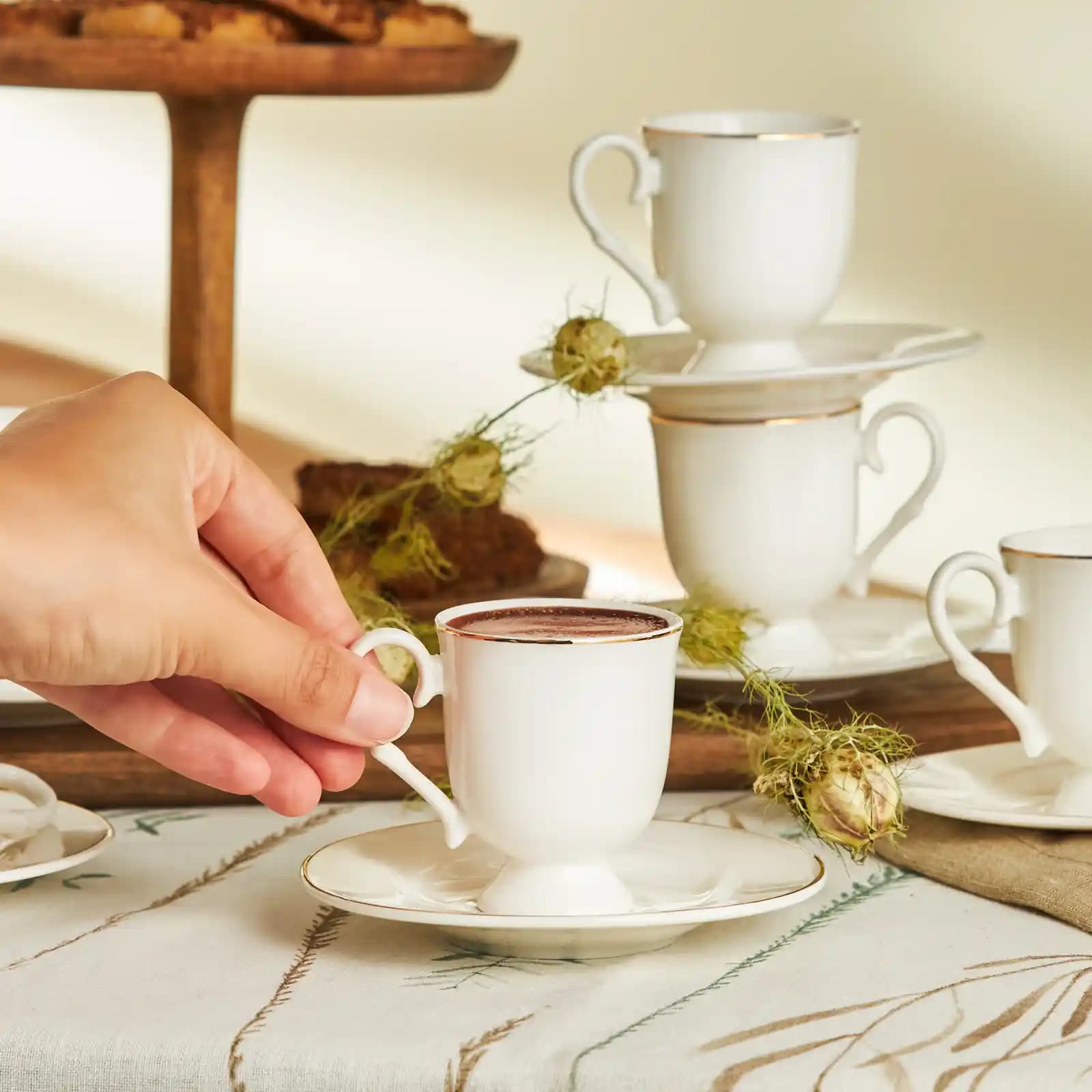 Karaca Alın Fincan Takımı ile Sofralarınıza Şıklık Katın ve Dekorasyonunuzu Tamamlayın