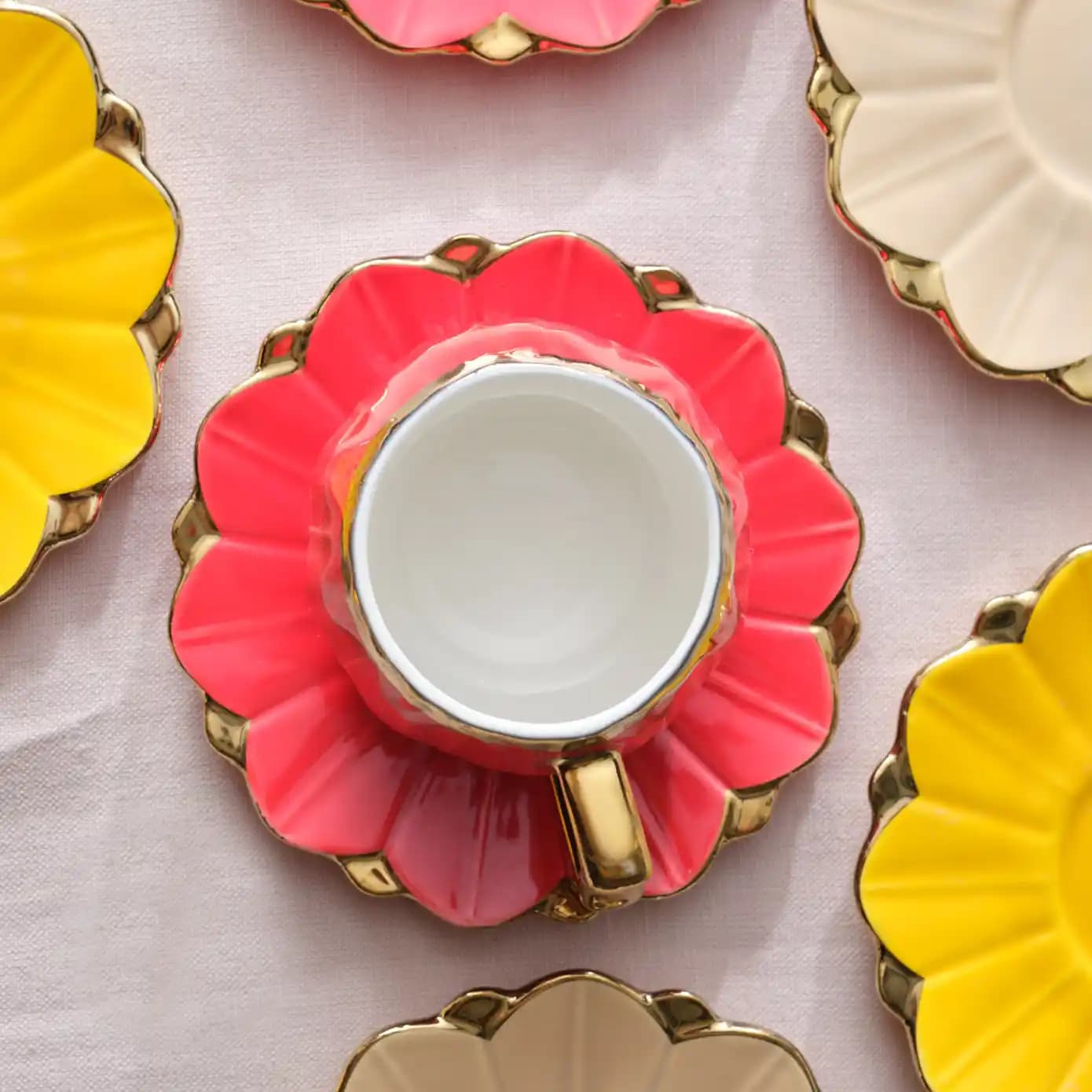 Karaca Çiçek Temalı 6 Kişilik Kahve Fincan Takımı Dekorasyon ve Kullanım Avantajları