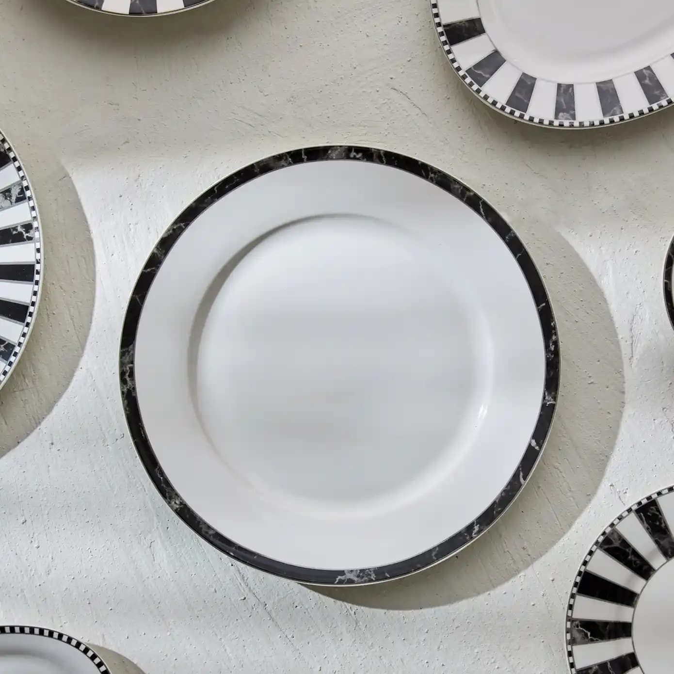 Karaca Damalı Servis Tabağı ile Sofralarınıza Şıklık Katın ve Dekorasyonunuzu Zenginleştirin