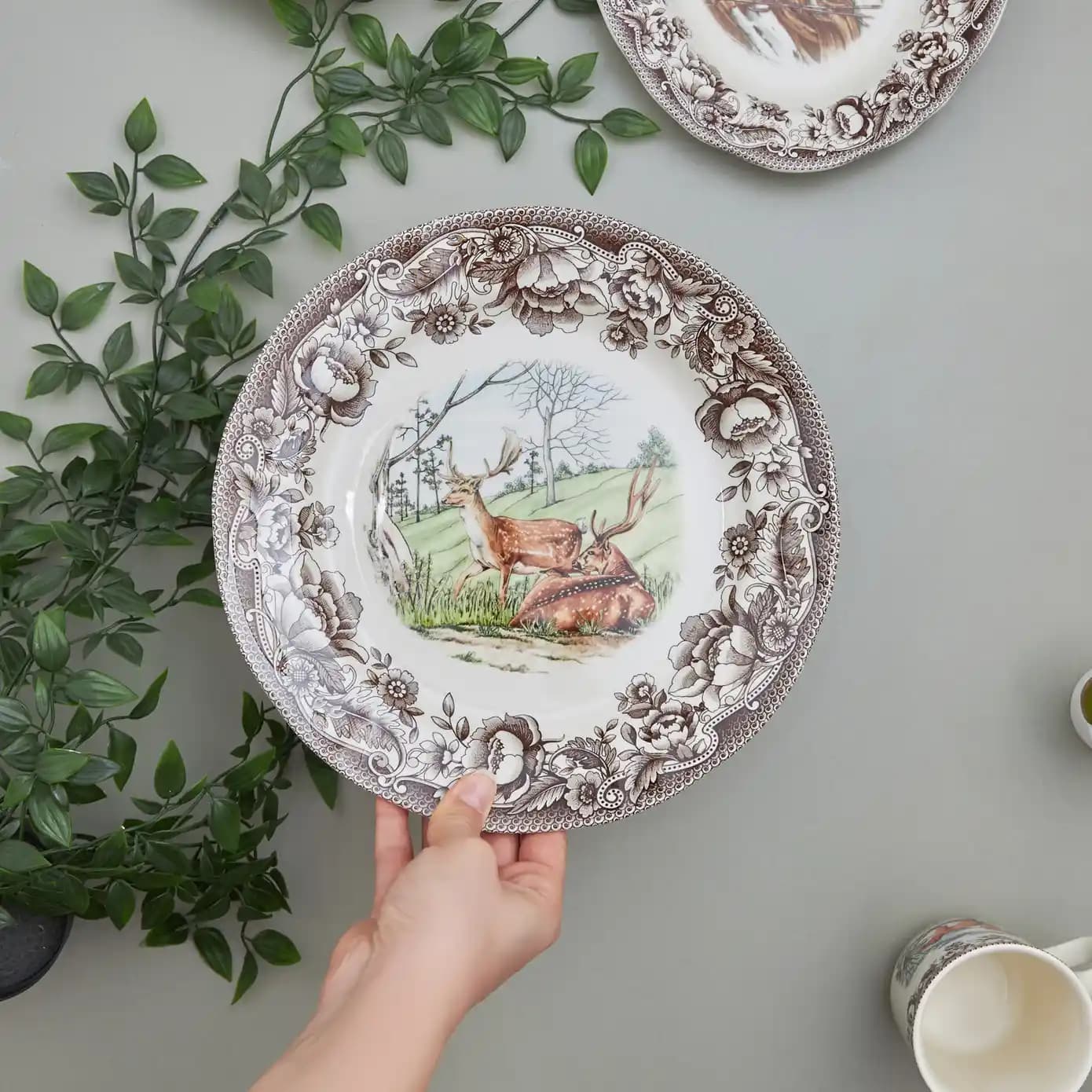 Karaca Legend Grove Servis Tabağı ile Sofralarınıza Zarafet Katın ve Şıklığı Yakalayın