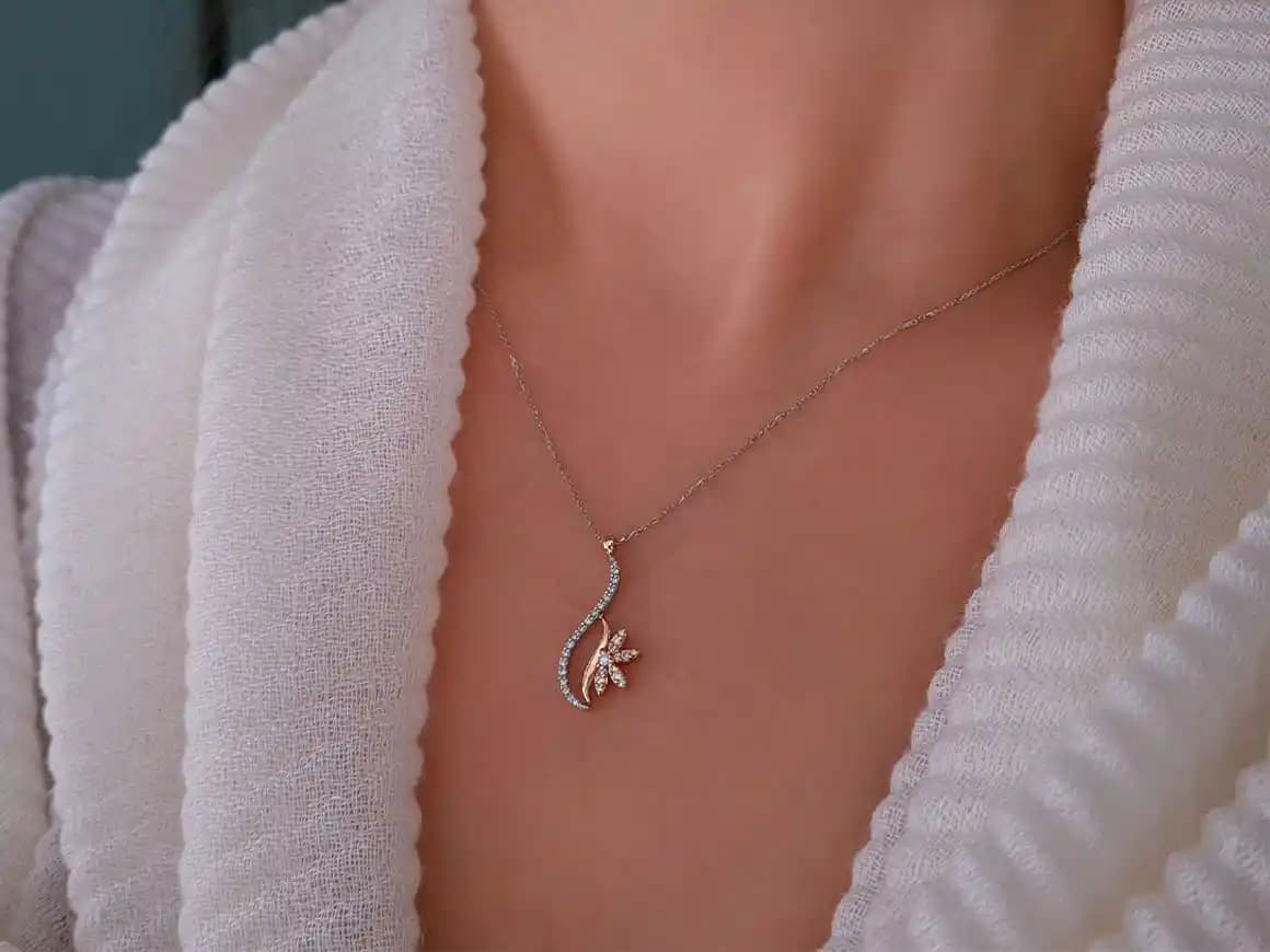 Kardelen Kolye ile Doğal ve Zarif Dekorasyon Trendleri ve Uygulama İpuçları