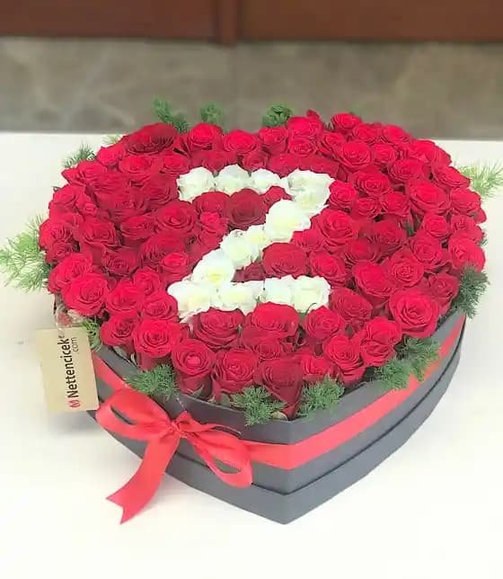 Kişiye Özel Aşkın Baş Harfi Kırmızı Gül Aranjmanı Dekorasyonda Sevgi ve Zarafetin Buluşması