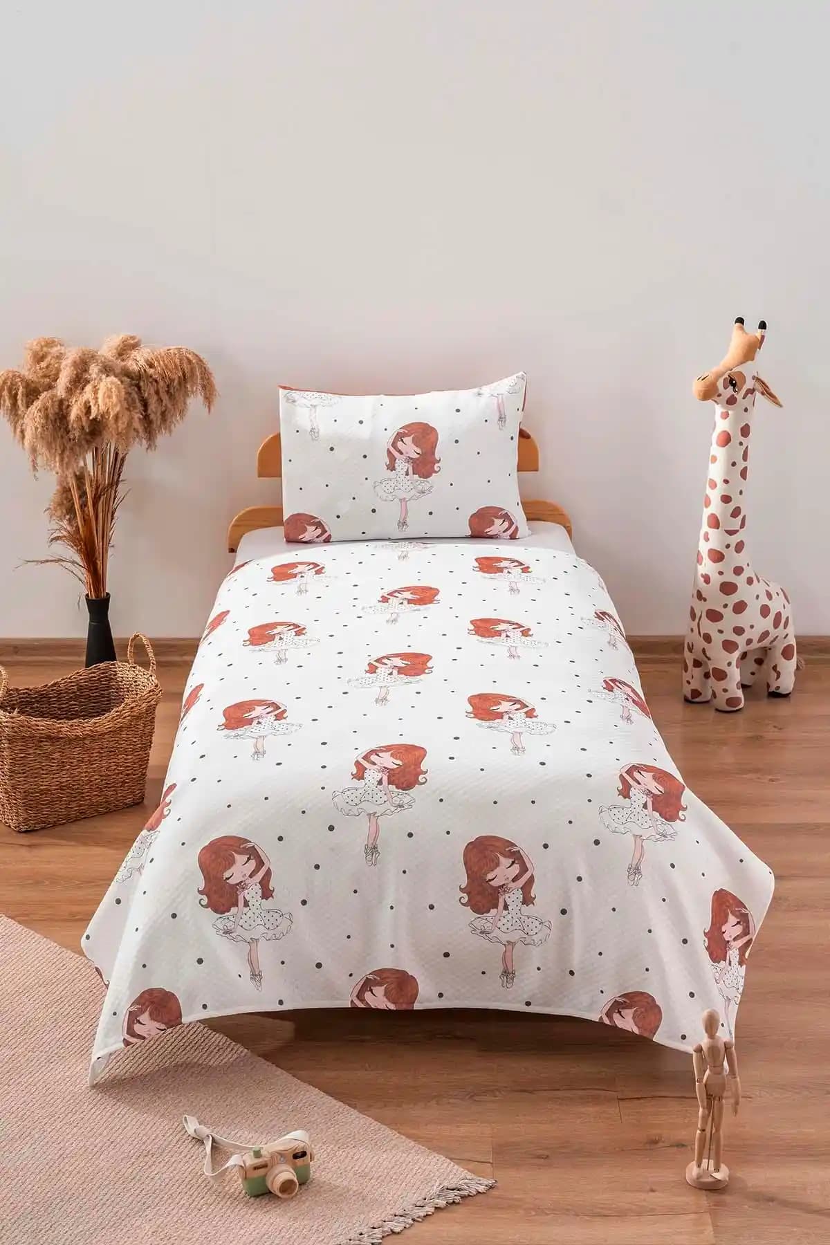 Kız Çocuk Odası Dekorasyonunda Pike Takımları Seçimi ve Uyum Sağlama Rehberi