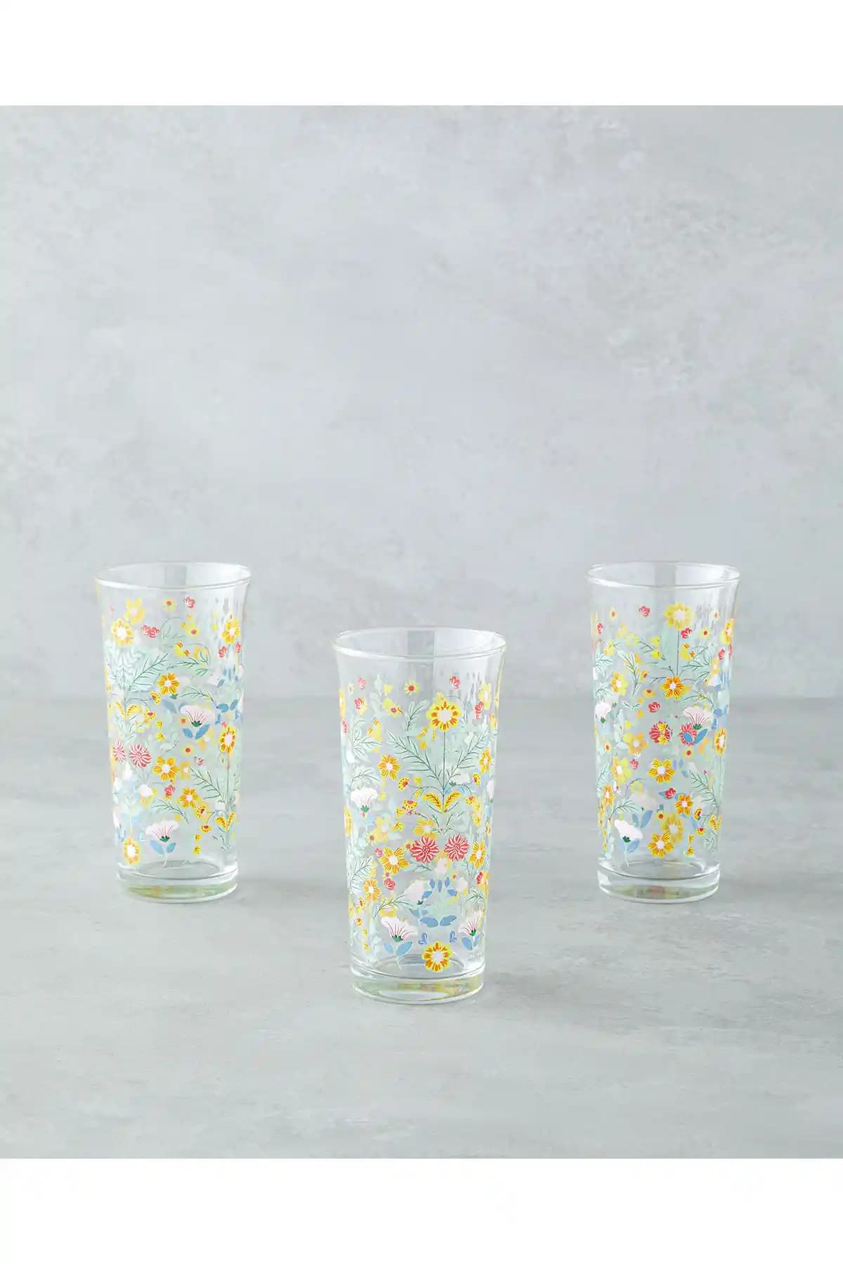 Renkli Bardaklar ile Evinize Canlılık Katın Dekorasyon ve Fonksiyonellik Bir Arada