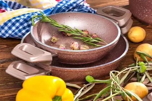 Sağlıklı Tava Seçimi ve Dekorasyon İpuçlarıyla Modern ve Sürdürülebilir Mutfak Tasarımı