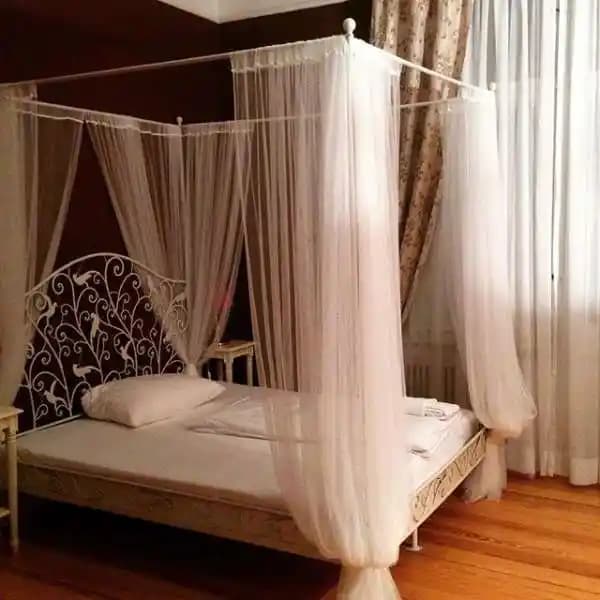 Yatak Odasında Cibinlik Kullanımının Dekorasyona Katkıları ve Stil Seçenekleri