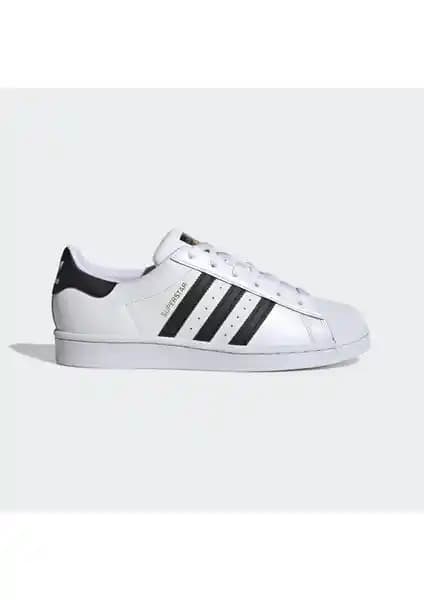 Adidas Superstar ve Samba OG Ayakkabılarının Karşılaştırması: Tasarım, Malzeme ve Kullanım Özellikleri