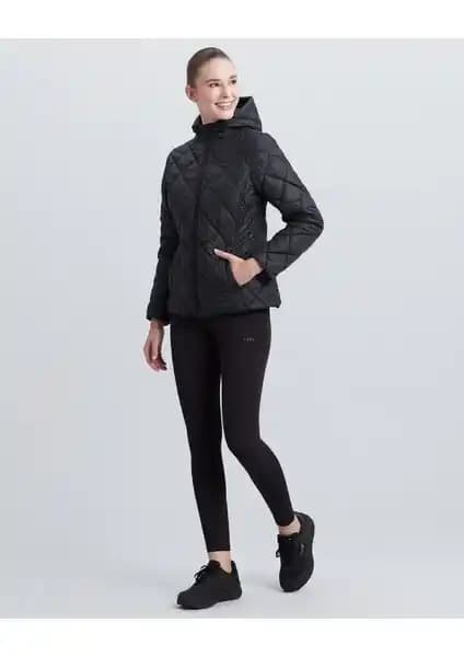 Skechers Kadın Montları Karşılaştırması: Kapüşonlu ve Yaka Detaylı Modellerin Özellikleri