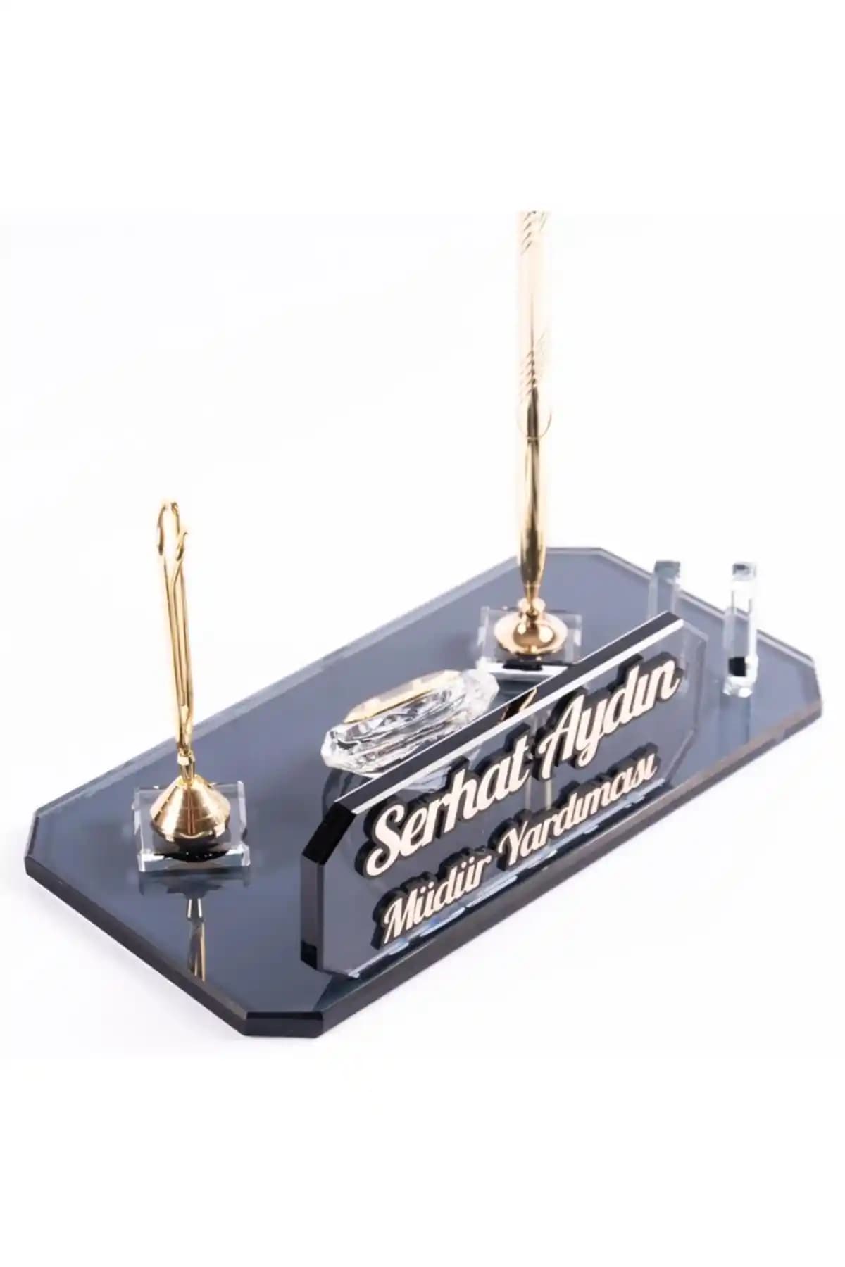 Ofistike Athos Altın Masa İsimliği: Şık ve Fonksiyonel Ofis Dekorasyonu İçin Ideal