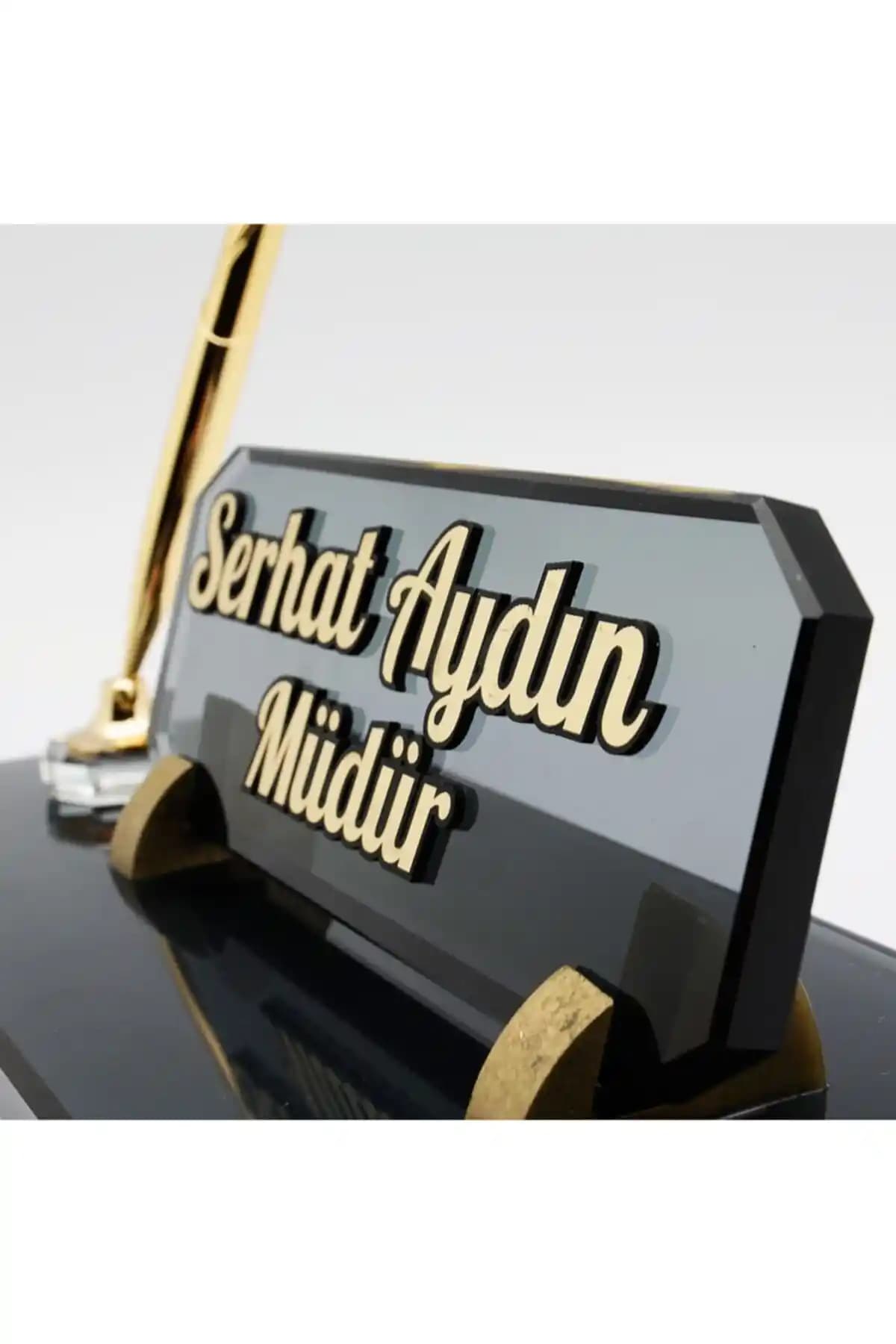 Ofistike Kristal Masa İsimliği Şıklık ve İşlevselliği Bir Arada Sunar