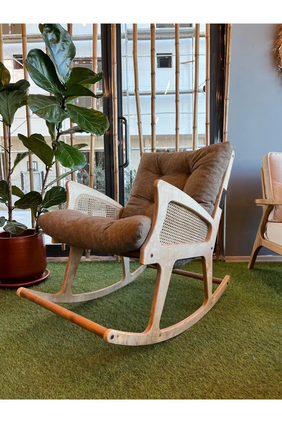 Bahçe Dekorasyonunda Şık ve Rahat Sallanan Bahçe Sandalyesi Seçenekleri ve İpuçları