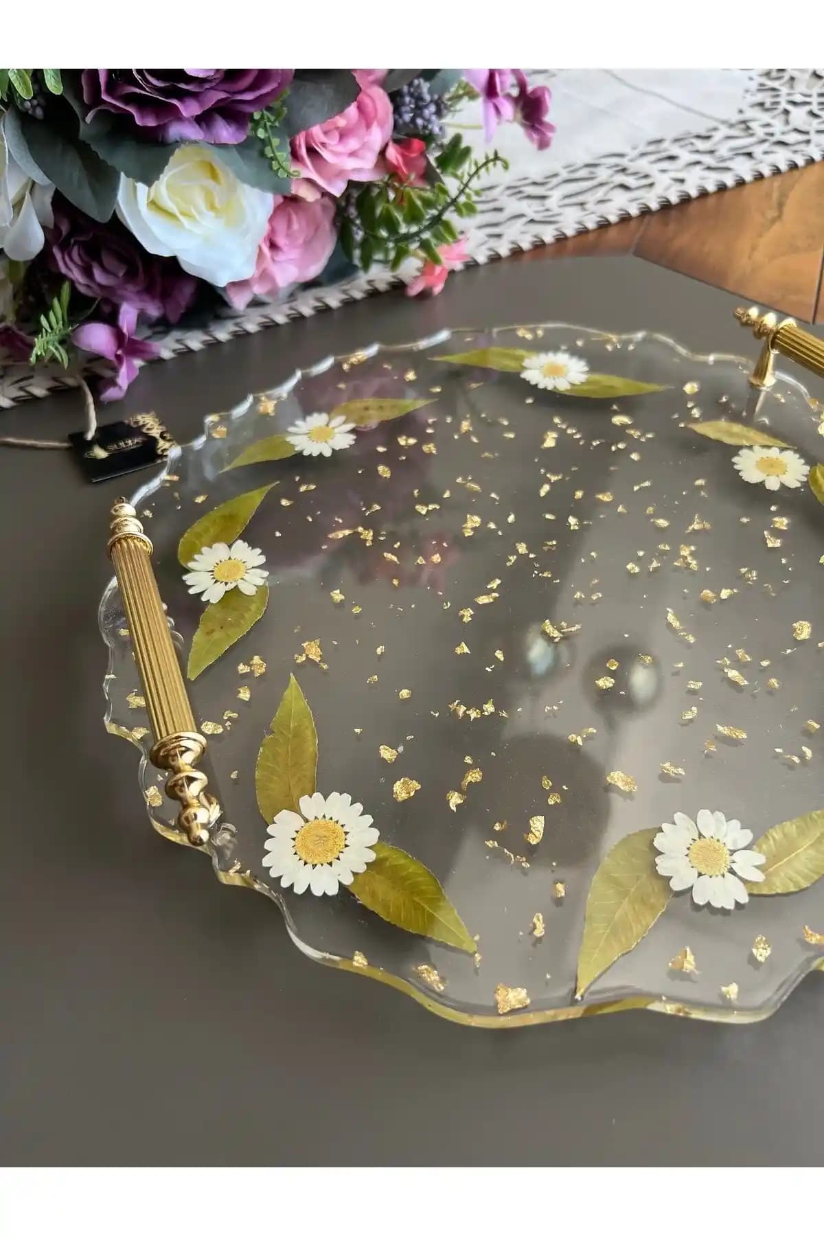 Çiçekli Tepsi Dekorasyonunda Zarafet ve İşlevsellik: Farklı Tasarımlar ve Kullanım Alanları