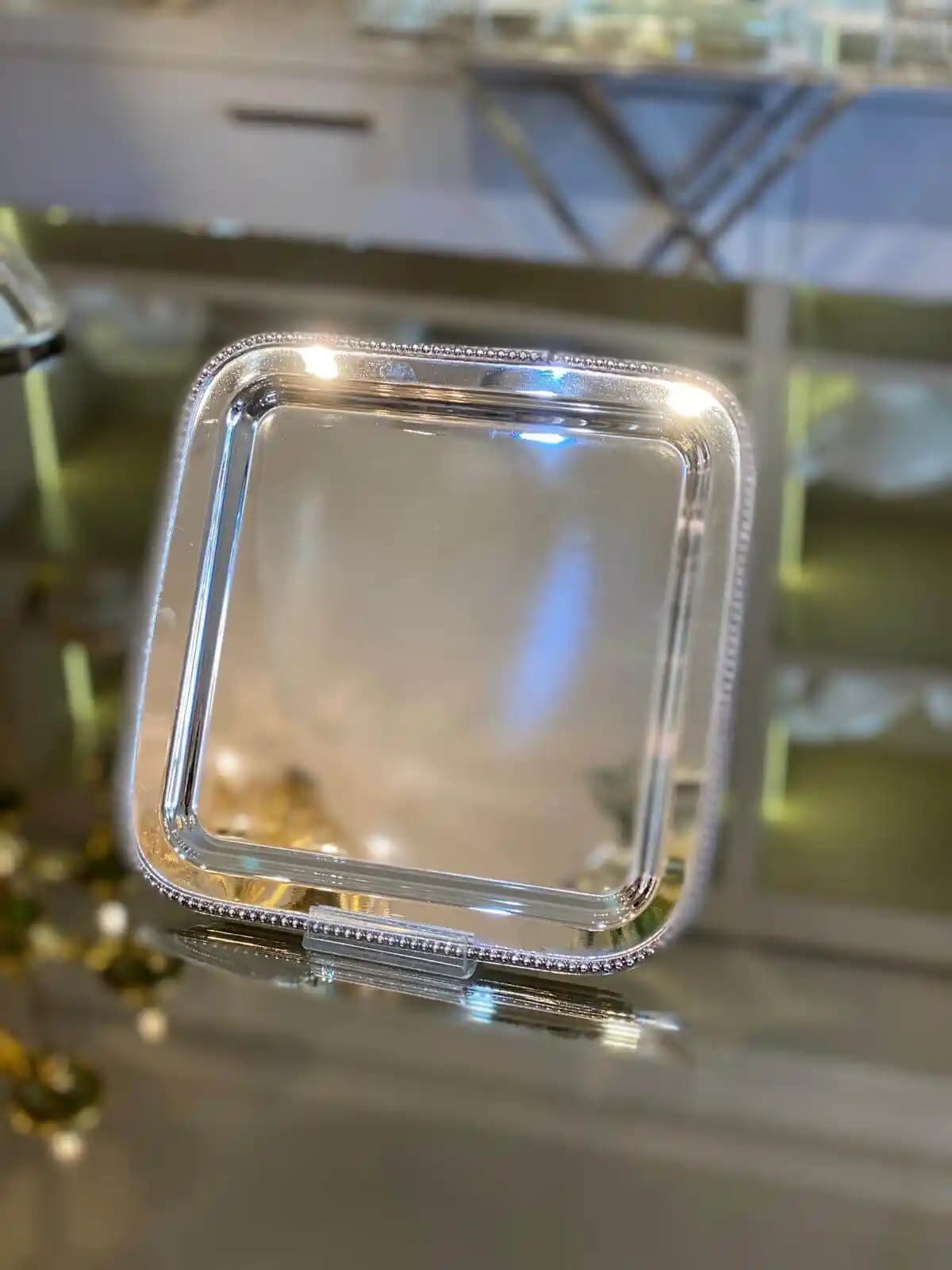 Gümüş Sunum Tepsisi ile Dekorasyonun İncelikleri ve Şık Kullanım İpuçları