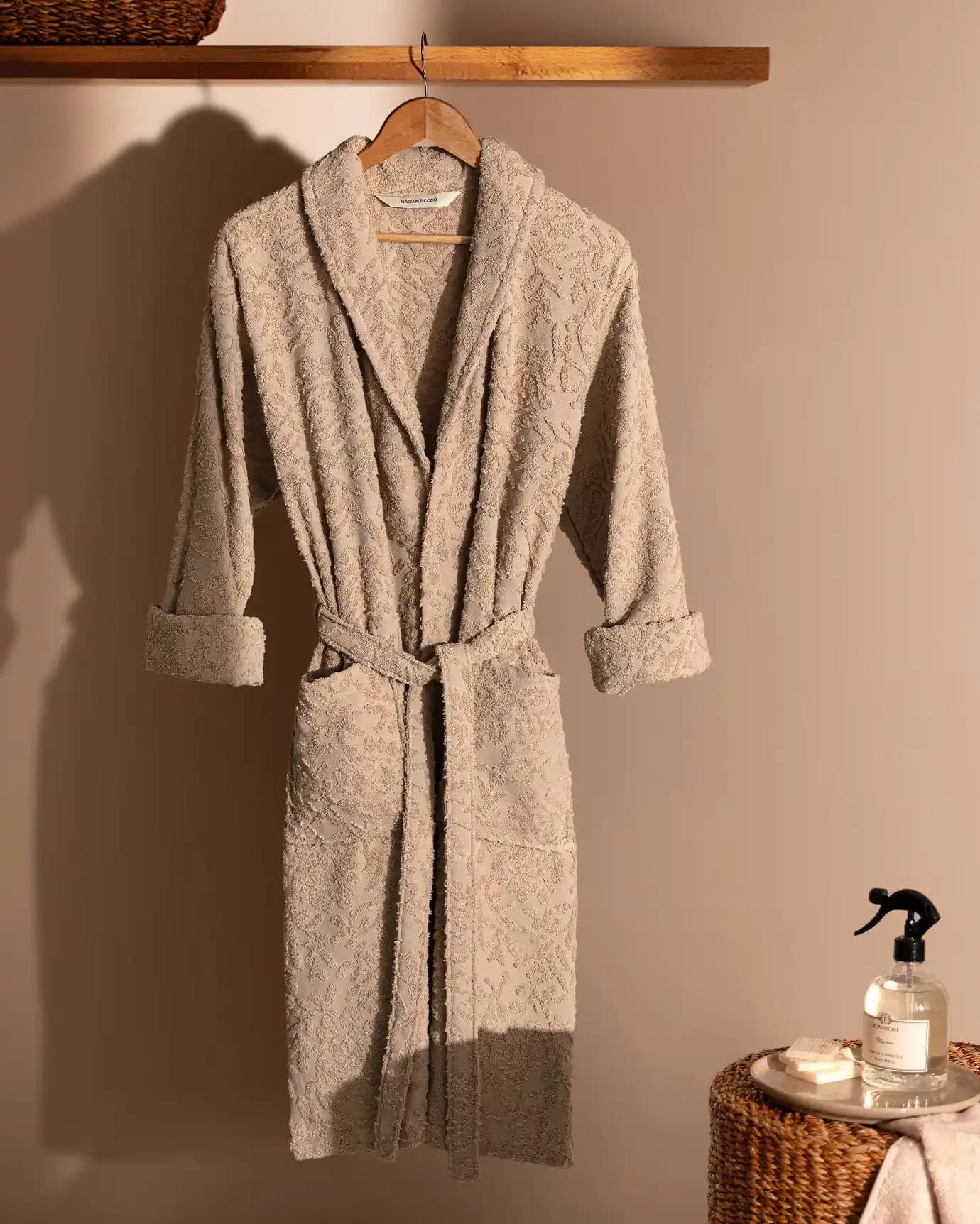 Kadınlar İçin Şık ve Konforlu Madame Coco Bornozları Dekorasyonda Lüks ve Fonksiyonellik Bir Arada