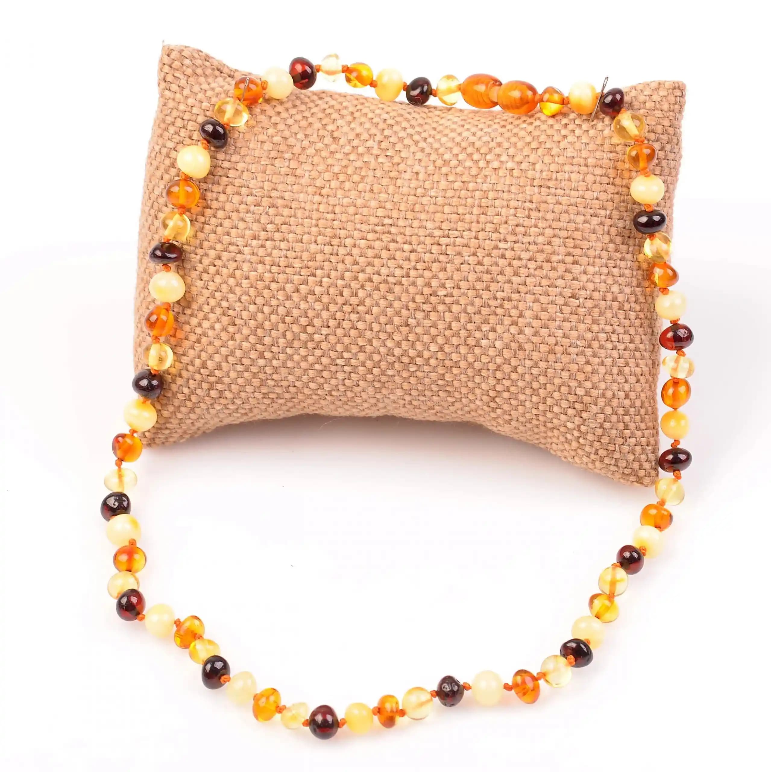 Kehribar Bebek Kolyesi ve Dekorasyonda Doğal Sıcaklık Yaratmanın Yolları