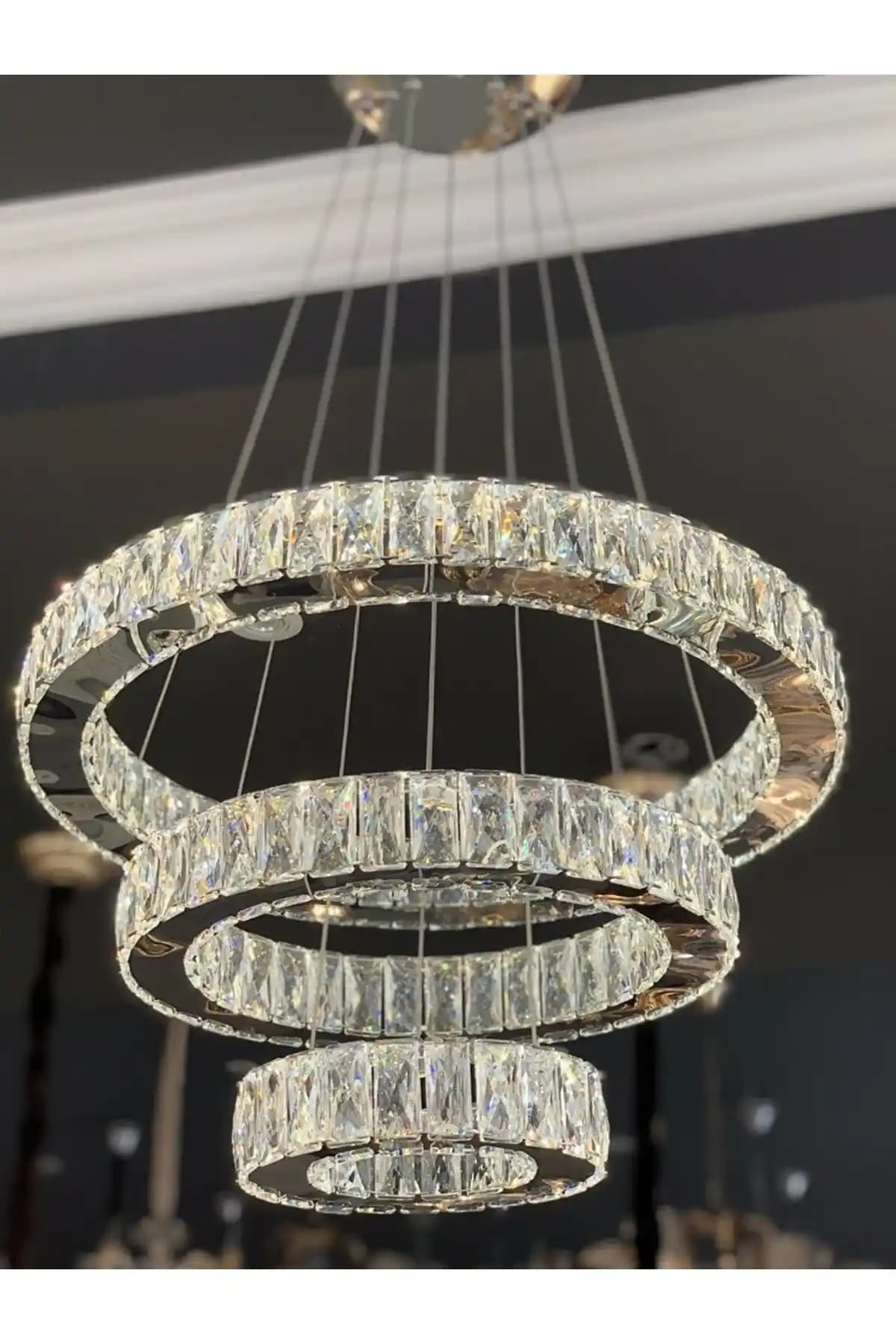 Kristal Taşlı LED Avize ile Dekorasyonunuza Şıklık ve Işıltı Katın