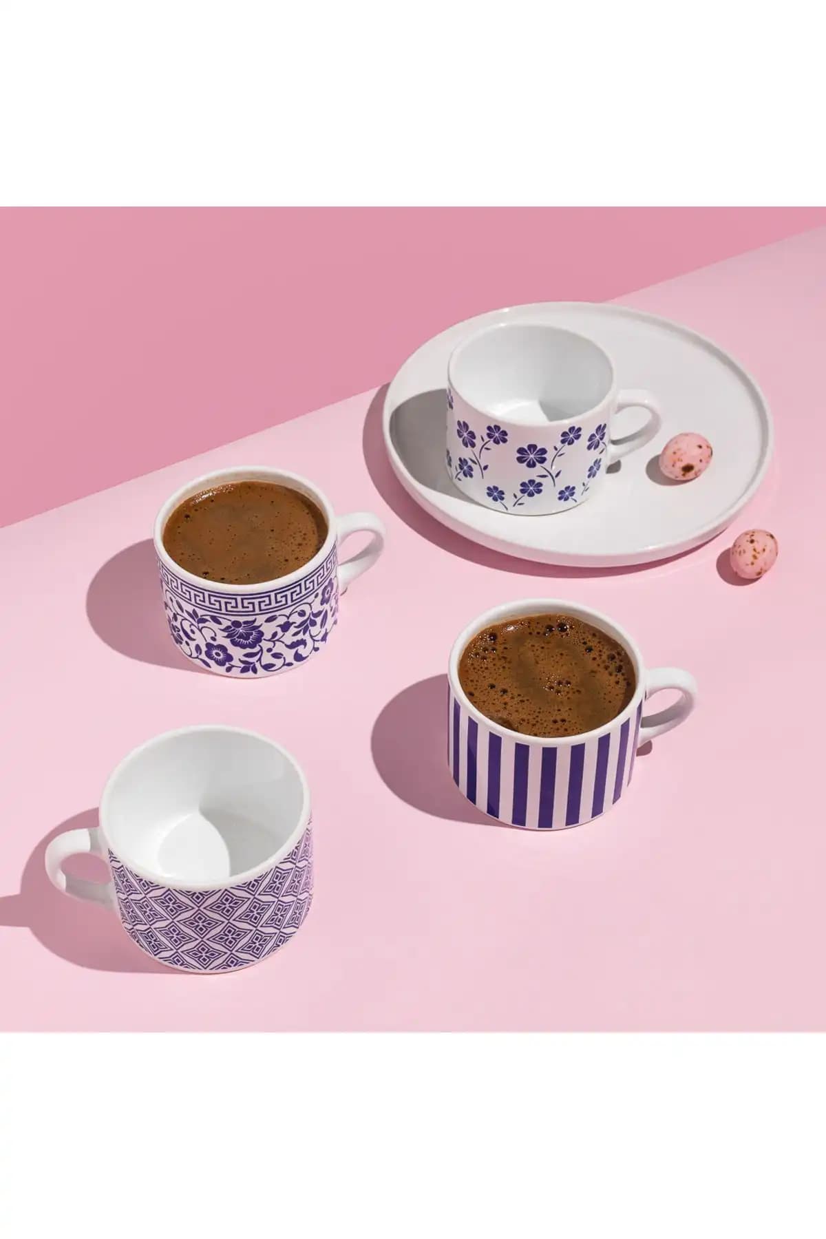 Küçük Kahve Fincanı ile Dekorasyonda Zarafetin Simgesi ve Yaratıcı Kullanım İpuçları