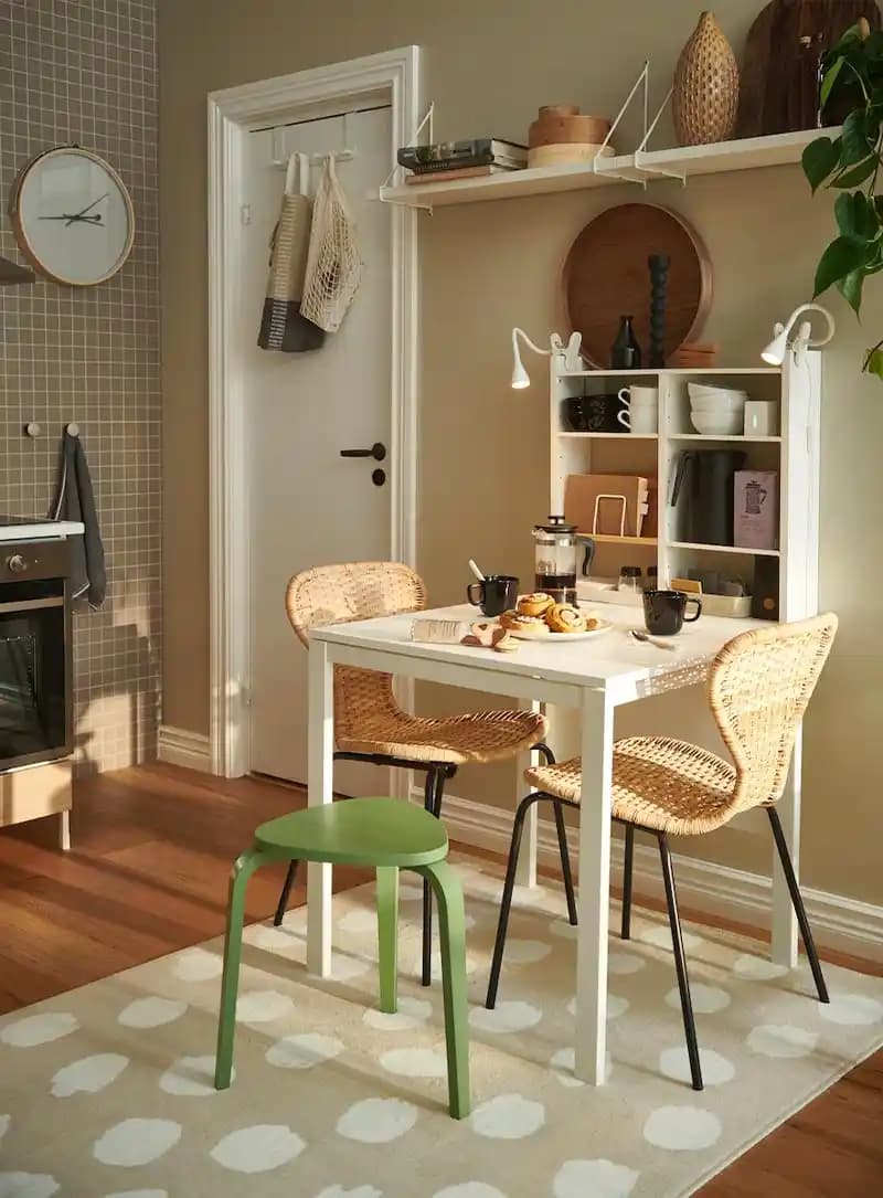 Küçük Masa Dekorasyonunda Şıklık ve Fonksiyonellik: Alanı Genişleten Pratik Çözümler