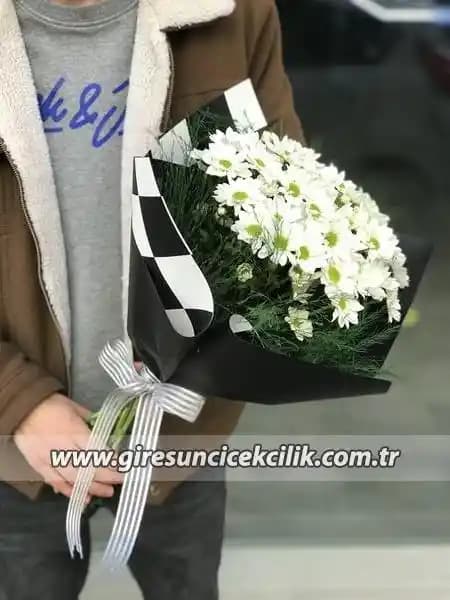 Küçük Papatya Buketleriyle Dekorasyonda Saflık ve Zarafetin Şıklığı