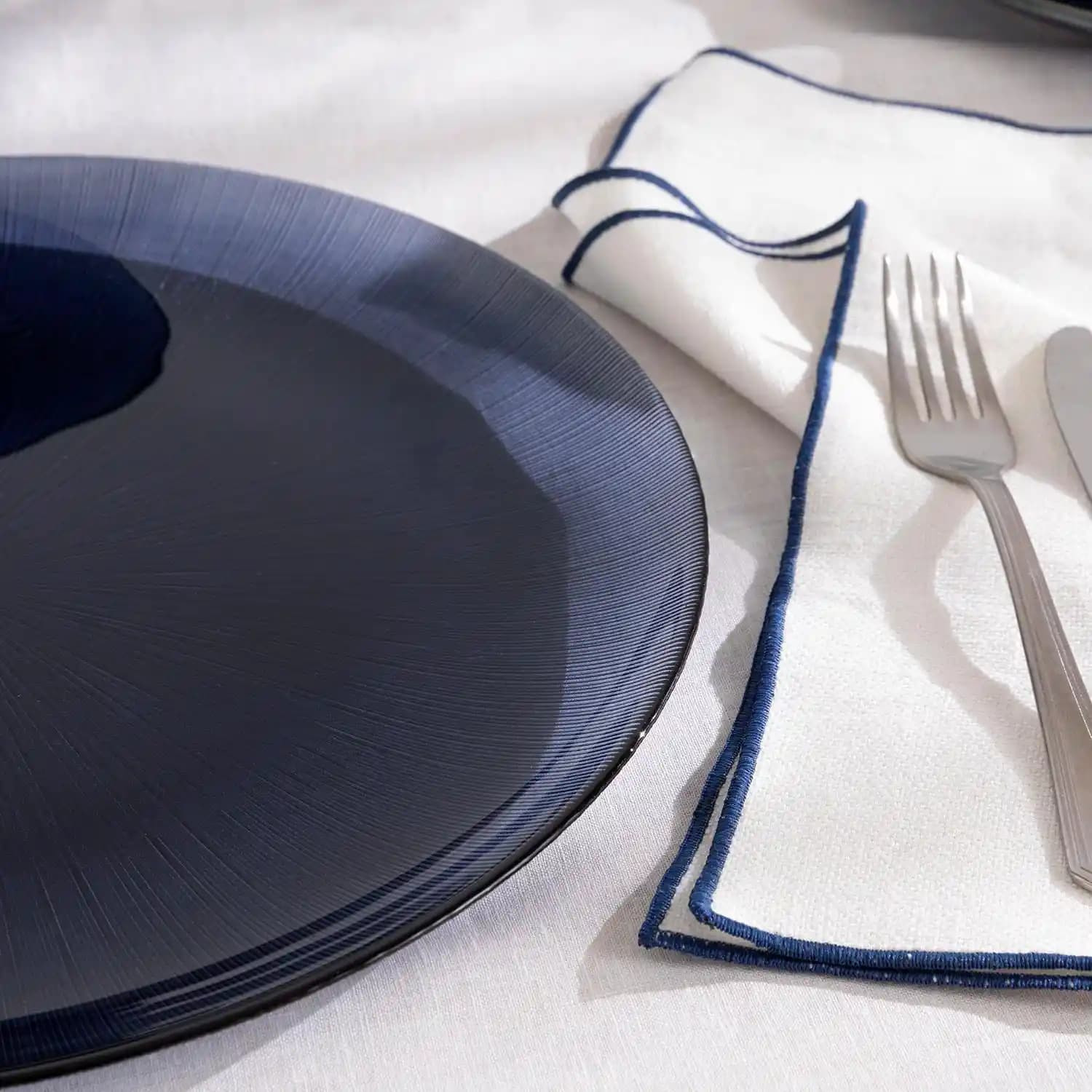 Lacivert Servis Tabağı ile Dekorasyonda Zarafet ve Modernlik Yakalamanın Yolu