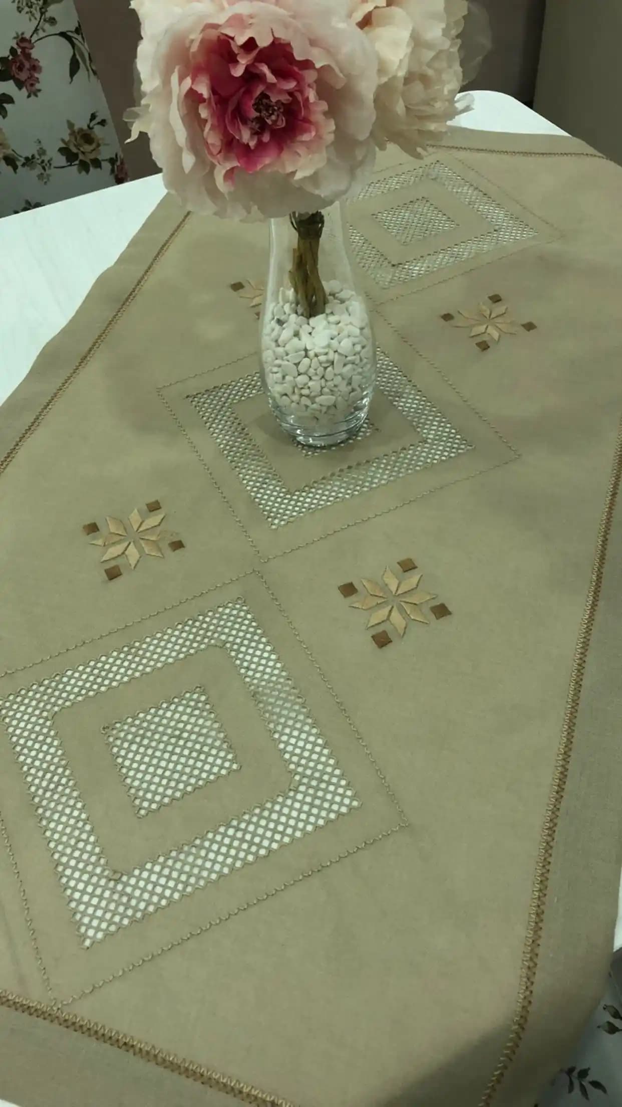 Masa Runner ile Dekorasyonda Şıklık ve Fonksiyonellik Artırma Yöntemleri