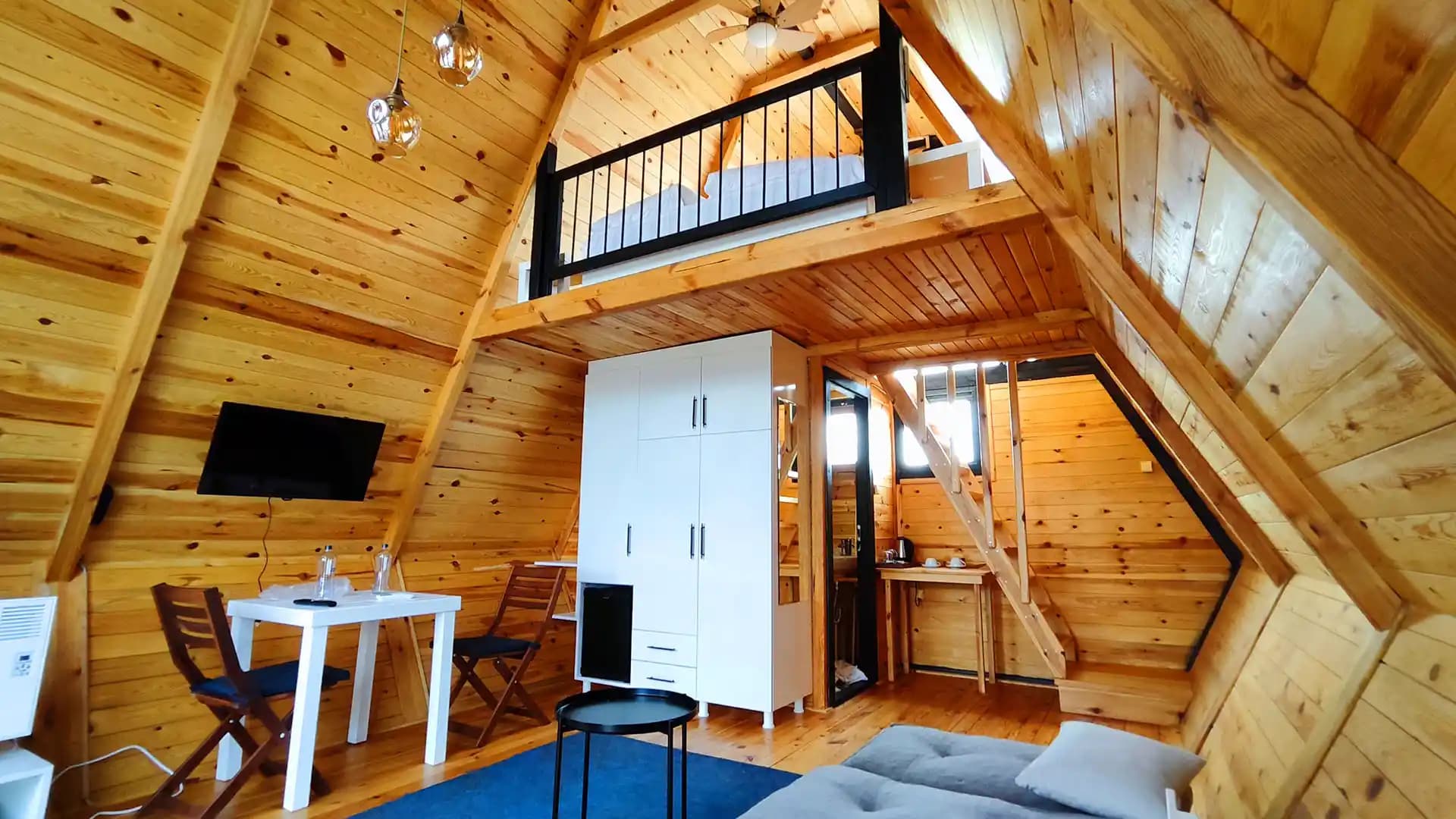 Masif Ev Dekorasyonunda Doğallık ve Şıklık: Uzun Ömürlü ve Sıcak Bir Yaşam Alanı Yaratın