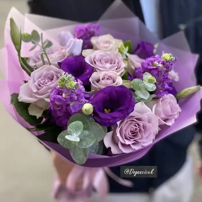 Menekşe Buketleri ile Dekorasyonda Zarafet ve Doğallık Yaratma Rehberi