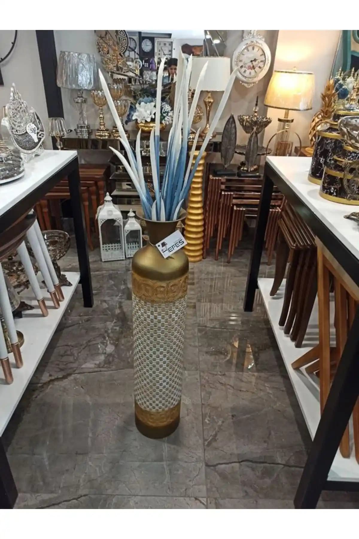 Metal Vazolarla Dekorasyonda Şıklık ve Fonksiyonelliğin Modern Buluşması