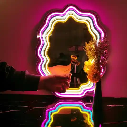 Neon Aynalar ile Modern ve Çekici Dekorasyon Fikirleri ve Kullanım İpuçları