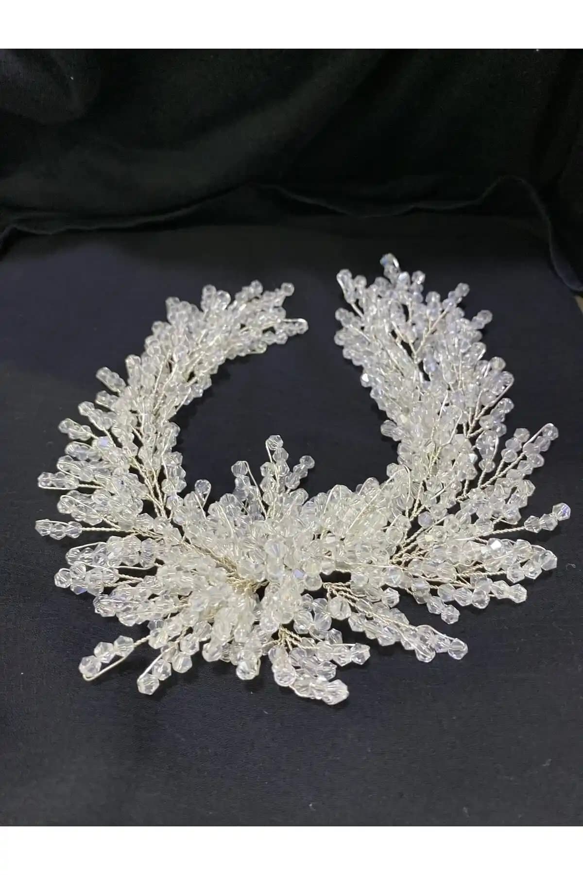 Nişan Tacı Tesettür Kombinasyonu: Zarafet ve Anlamın Buluştuğu Takı Seçenekleri